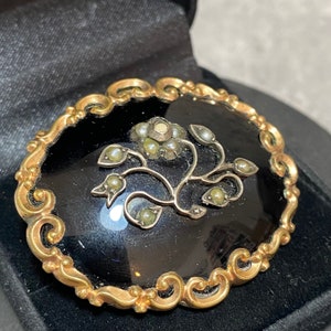 Broche de deuil victorienne ANTIQUE en or roulé, émail noir et perles, jolie volute florale ovale avec compartiment arrière