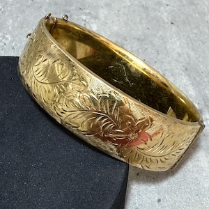 VINTAGE Gold With Metal Core Floral Bangle Wide 40g Mid-Century Stacking 7&quot; No Safety Chain Retro Pretty Gift