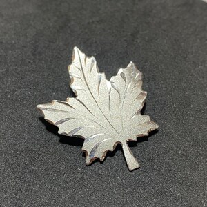 STERLING SILBER Kanadische Ahornblatt Brosche Gestempelt 925 Vintage Geätzt Matt Mid-Century Hübsche Kanada Geschenk Reisenadel