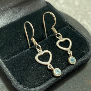 Un paio di graziosi orecchini pendenti a forma di cuore in Un paio di graziosi orecchini pendenti a forma di cuore in