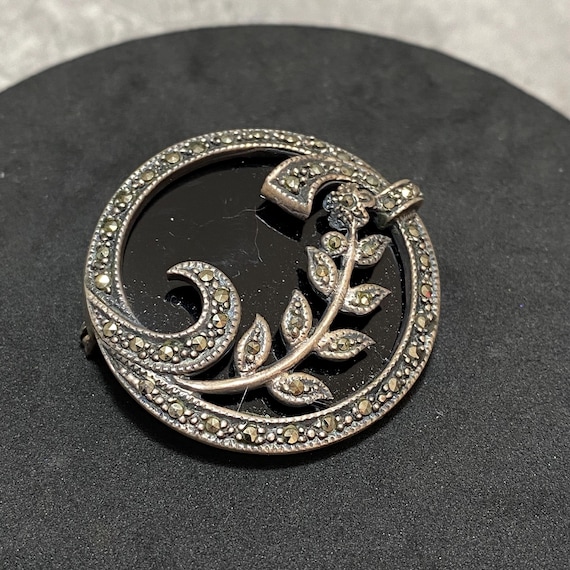 スターリングシルバー＆オニキスブローチ フローラルマーカサイト  