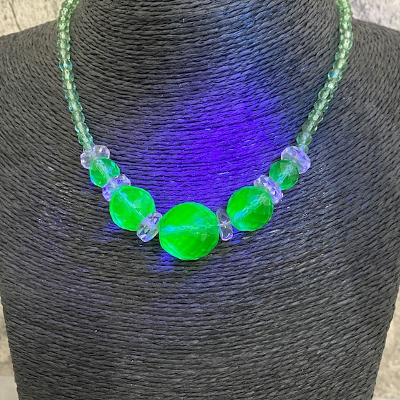 値下アンティーク1900sグリーントレードビーズネックレスヴェネチアンチェコ製 ヴィンテージ ウランガラス ビーズネックレス チェコ製