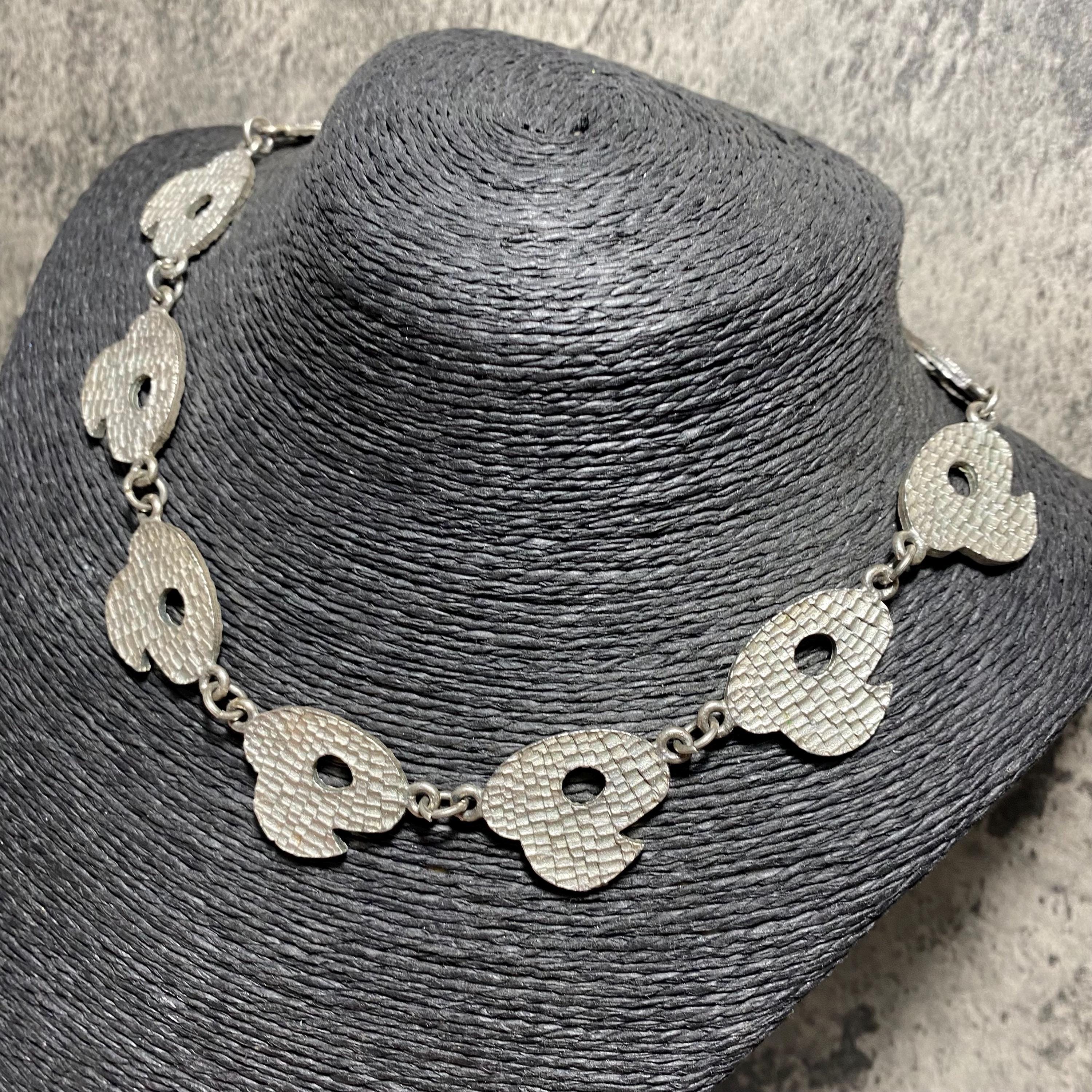 Collier Vintage Signé BICHE De BERE - Métal Argenté (tin-silver) Et émail Vert - Longueur Mi-longue