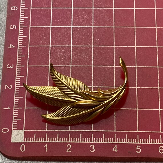 Broche Ancienne En Forme De Plume En Murat - Dorée - Occasion