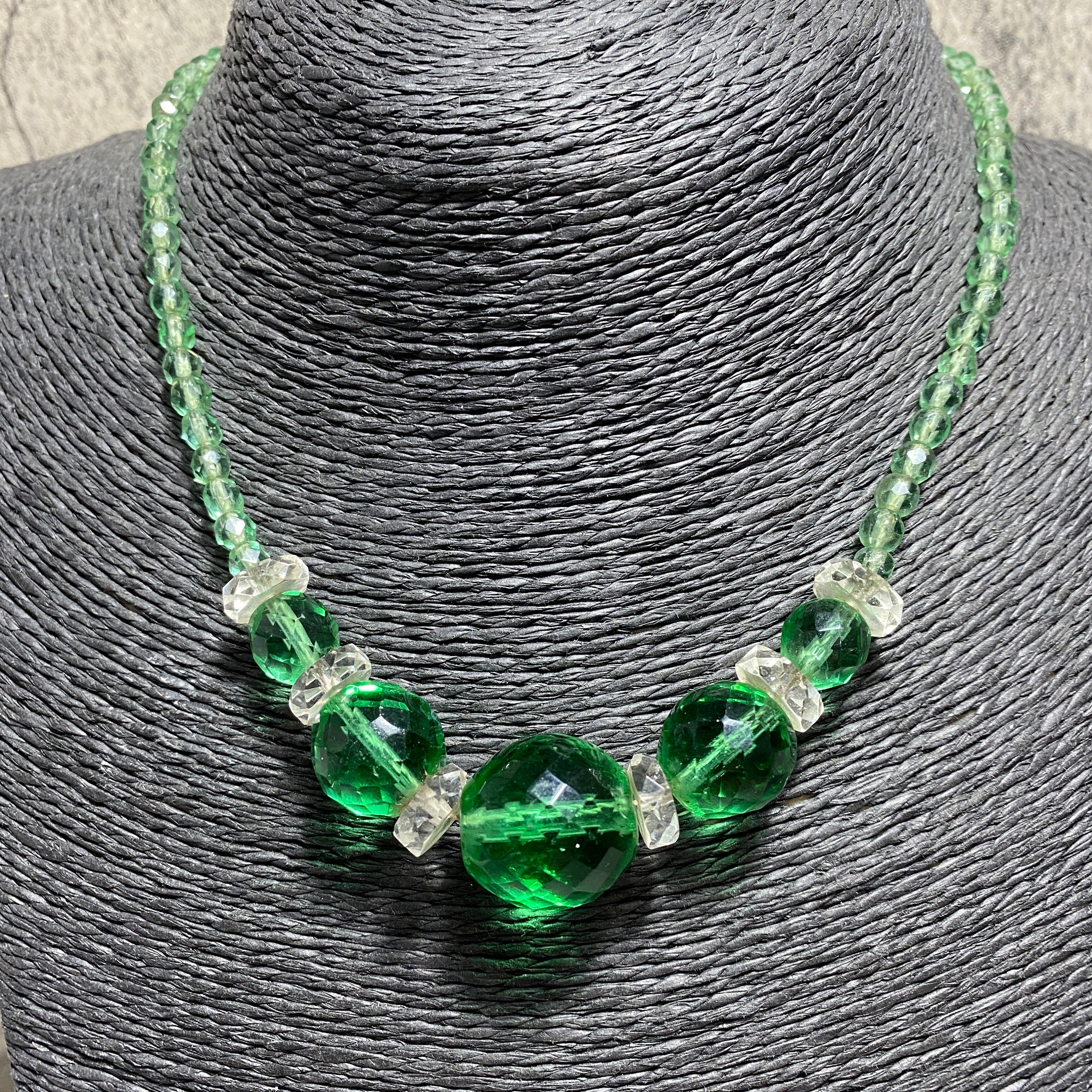 値下アンティーク1900sグリーントレードビーズネックレスヴェネチアンチェコ製 ヴィンテージ ウランガラス ビーズネックレス チェコ製