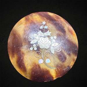 Broche antiguo francés de piqué, imitación de carey, abulón e incrustaciones florales de plata, estilo vintage retro kitsch, comprado en Lyon, Francia.