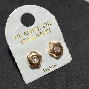 Orecchini a bottone con fiore placcati in oro francese VINTAGE su carta originale realizzati a Parigi, kitsch retrò, acquistati a Lione, Francia
