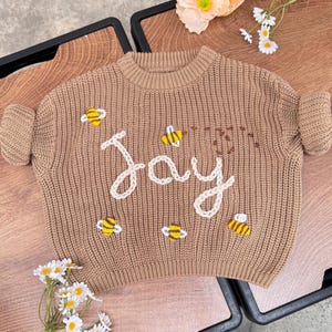 Gestickter Bienenpullover, individuell gestickter Babynamen-Pullover, personalisierter Babypullover, Baby-Namenspullover, Baby-Geschenke, Geburtstagsgeschenk