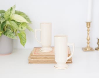 Par de pequeñas jarras de cerámica vintage a juego, tazas, tazas de café