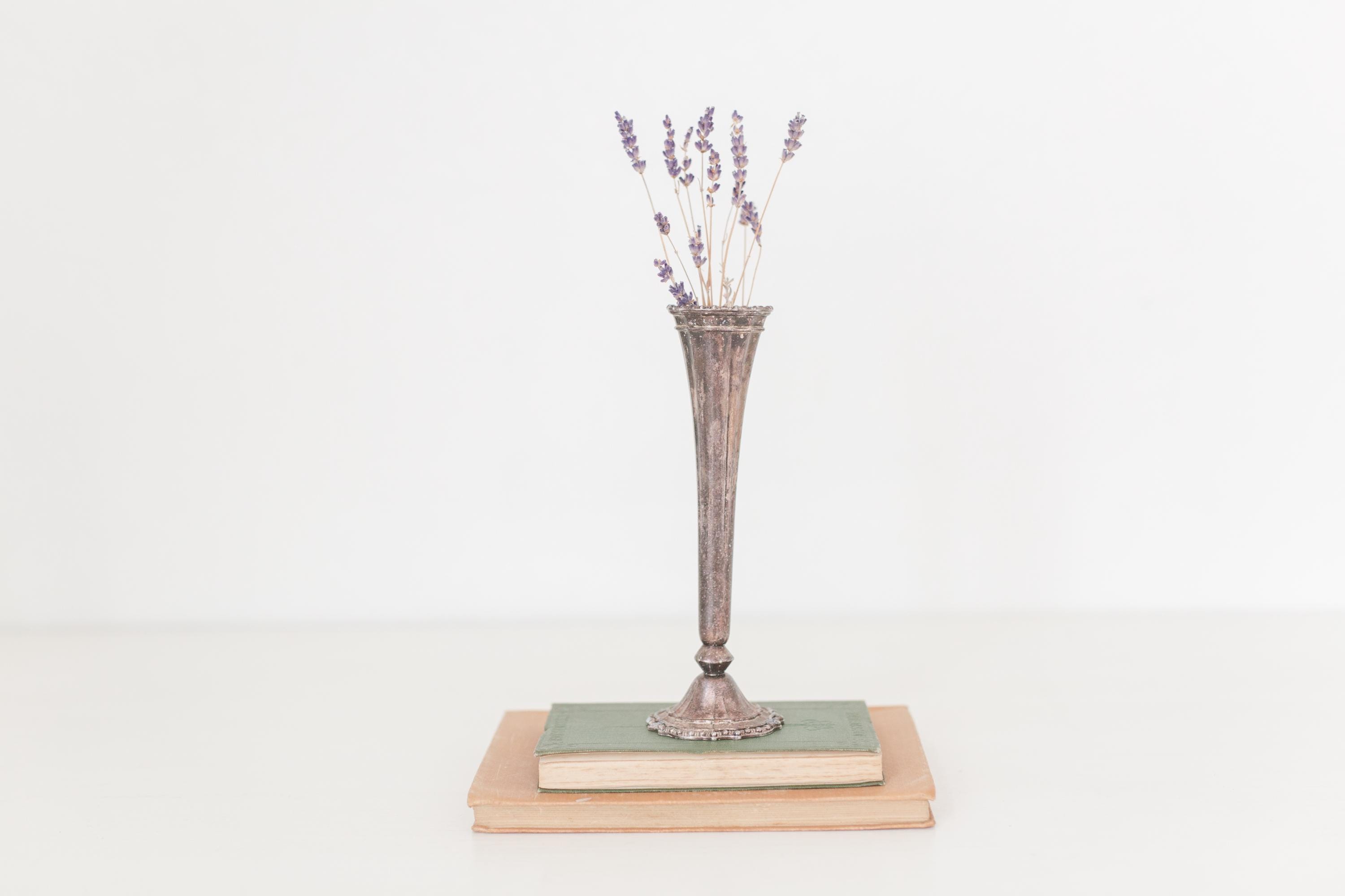 アンティーク雑貨 AVON Gift Collection Soft Bow Bud Vase AVON Gift Collection Soft Bow Bud Vase 【公式通販】
