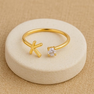 Anillo personalizado con letra y circonita: joyería inicial de acero inoxidable, un regalo elegante y simbólico.