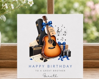 Puede incluir: Una tarjeta de felicitación cuadrada con una guitarra acústica, un estuche negro, un pequeño amplificador, partituras y regalos con lazos azules. El texto dice Happy Birthday to a great brother y el nombre Gareth en letra cursiva.