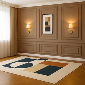 Può includere: Un tappeto moderno con un design geometrico in blu navy, beige, marrone chiaro e arancione ruggine. Il tappeto è posizionato su un pavimento in legno in una stanza con pannelli murali marroni, applique e un'opera d'arte astratta incorniciata.