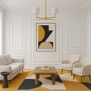 Puede incluir: Un salón moderno con un sofá color crema, dos sillones y una mesa de centro de madera. Una colorida alfombra geométrica en amarillo, negro y blanco cubre el suelo. Una obra de arte abstracta enmarcada cuelga de la pared blanca, y una lámpara de araña dorada cuelga del techo.