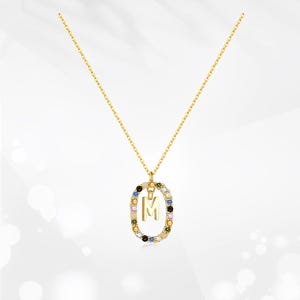 Collar con inicial personalizado en oro con piedras multicolores: un regalo único, elegante y refinado para mujeres y niñas.