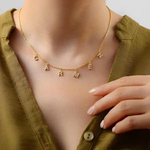 Collar con nombre personalizado en letras doradas: una pieza de joyería única para lucir con orgullo un nombre, iniciales o una palabra simbólica.