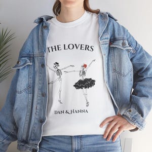 THE LOVERS Gepersonaliseerde stel shirtset voor spirituele zielen: tarotkaarten en skeletkunst cadeau voor haar cadeau voor hem, esthetisch stel cadeau