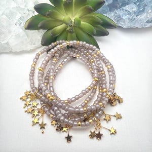 Bracciale con ciondolo a stella in ematite dorata e perline metalliche grigio argento - Bracciale elastico celeste