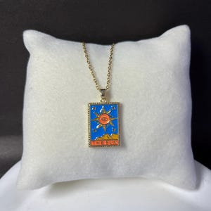 Collana dei Tarocchi del Sole – Ciondolo con Carta dei Tarocchi Colorata – Gioiello Spirituale in Oro – Ciondolo Mistico Boho – Regalo per Lei
