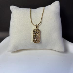 Gold Etched Tag Necklace – Vintage Style Rectangle Pendant – Elegant Patterned Jewelry – Minimalist Gift for Her – Boho Charm Necklace