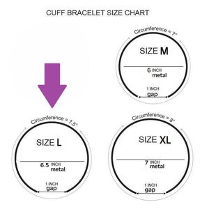 Pu&ograve; includere: Un grafico delle taglie dei braccialetti a polsino con tre diagrammi circolari etichettati M, L e XL. Ogni diagramma mostra la circonferenza in pollici, la lunghezza del metallo in pollici e un'apertura di 1 pollice. Il grafico include una freccia viola.
