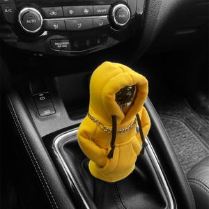 Sudadera con capucha amarilla con palanca de cambios: accesorio para el interior del coche