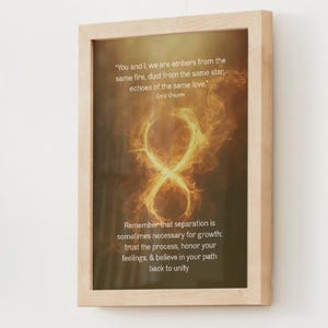 Puede incluir: Impresión artística enmarcada con un marco de madera clara. La obra presenta un símbolo de infinito ardiente y dorado y texto inspirador: "You and I, we are embers from the same fire..." y "Remember that separation is..."