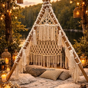 Op de afbeelding: Een witte keramische mok met een zwarte handgreep en de tekst "But First, Coffee" in een zwarte, vette letter. De mok staat op een wit oppervlak. De mok is ongeveer 10 cm hoog.