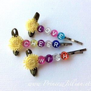 Pasador de tela para el cabello: pequeña flor amarilla con palabra inspiradora que adorna accesorios decorativos para el cabello para niñas, sencillos, livianos y divertidos con cuentas alfa