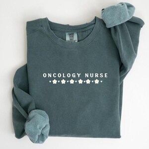 Floral Krebs Krankenschwester Sweatshirt, Onkologie Krankenschwester Sweatshirts, Onkologie Pflege Pullover, Krebsbewusstsein Geschenke, Kampf gegen Krebs Geschenk Pullover