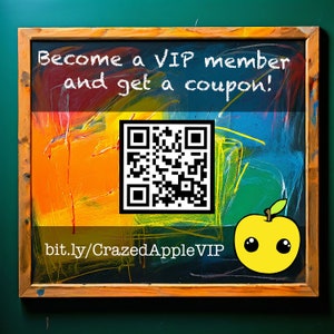 Puede incluir: Una pizarra con un fondo abstracto colorido. El texto "Become a VIP member and get a coupon!" est&aacute; escrito con tiza blanca. Un c&oacute;digo QR se muestra debajo del texto, junto con la URL "bit.ly/CrazedAppleVIP". Una manzana de dibujos animados amarilla con una cara sonriente est&aacute; en el lado derecho de la pizarra.