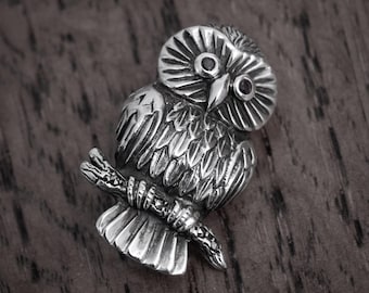 Spilla a forma di gufo in argento sterling di metà secolo, con occhi di rubino e ramo di marcasite, gioiello vintage in argento 925.
