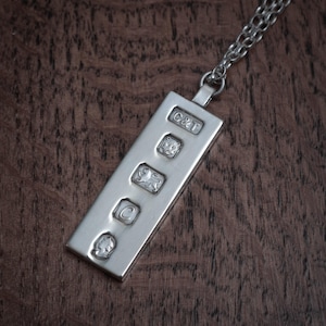 A 1977 Queen&#39;s Silver Jubilee 1oz Sterling Silver Ingot Pendant and Chain Necklace with Feature Hallmarks