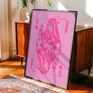 Afdrukbare muurkunst Queen Energy – Gedurfde vrouwelijke digitale poster in felroze, esthetische speelkaartprint, cool en esthetisch, cadeau voor haar