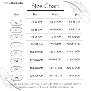 Op de afbeelding: Een maattabel in centimeters met borst-, taille- en heupmaten voor maten XS tot 4XL. De maten vari&euml;ren van 76-82 cm borst voor XS tot 134-142 cm heupen voor 4XL. De tekst vermeldt ook aangepaste maten.