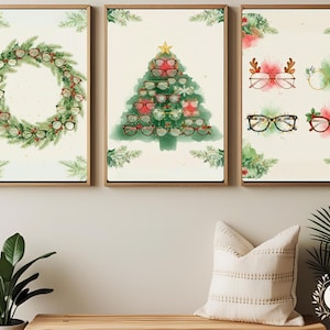 Puede incluir: Tres impresiones enmarcadas en acuarela con temática navideña. Una impresión presenta una corona hecha de gafas, otra un árbol de Navidad de gafas, y la tercera muestra varios diseños de gafas con acentos festivos. Los marcos son de color marrón claro.