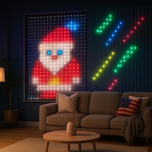 Peut inclure: Une décoration de Noël festive avec un Père Noël pixélisé fait de lumières rouges, blanches et bleues. Des lignes diagonales de lumières colorées ajoutent à l'ambiance des fêtes. La scène se déroule dans un salon avec un canapé, une table basse et un tapis.