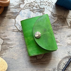 Cartera triple de cuero verde artesanal - Billetera delgada para hombre con 5 ranuras para tarjetas - Regalo de cuero curtido vegetal
