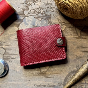 Cartera plegable de piel de pitón roja artesanal, billetera de piel de serpiente para mujer y hombre, billetera fina exótica, billetera de reptil de lujo hecha a mano.