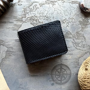 Echtes Pythonleder-Portemonnaie für Herren – Schwarzes handgefertigtes Bifold mit Münzfach – Exotisches schlankes Portemonnaie