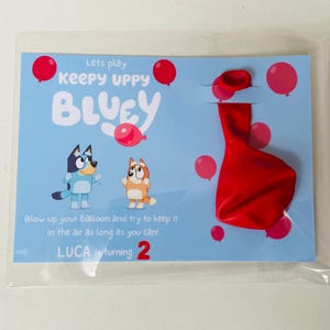 Recuerdo de fiesta de Bluey Keepy Uppy: Tarjeta de juego de globos personalizada