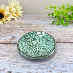 Ceramic plant pattern ring dish, green tropical leaf print pottery ,fern trinket tray, botanical clay jewelry holder, multifunctional