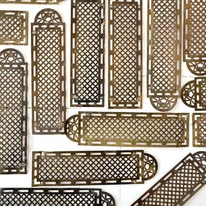 Peut inclure: Collection de grilles d'aération vintage en métal laiton de différentes formes rectangulaires et cintrées. Les grilles présentent un motif en treillis losangé et des motifs en étoile, idéales pour la décoration intérieure ou la restauration.