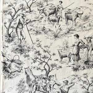Pode incluir: Tecido toile de Jouy preto e branco com cenas pastorais com figuras, animais e árvores. O design inclui pessoas com gado, ovelhas e cavalos, com texto ao longo da borda esquerda.