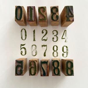 Francobolli francesi d'epoca con numeri da 0 a 9