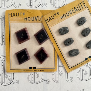 2 badges anciens Français « Haute Nouveauté Paris », stock neuf