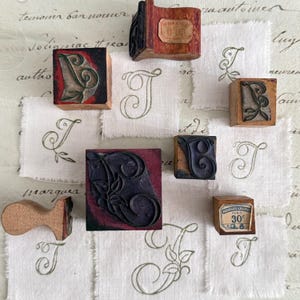 I / J Timbro antico francese con monogramma ricamato per corredo