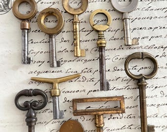 Choisissez ! Clé d'armoire ancienne, France