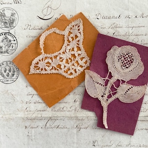 Paire de décorations anciennes en dentelle Honiton, dentelle faite main