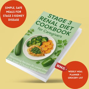 Puede incluir: Un libro de cocina titulado "Stage 3 Renal Diet Cookbook for Caregivers" con una cubierta verde claro. La portada presenta un plato de comida con brócoli, zanahorias y pollo. El libro también incluye el texto "Simple, Safe Meals for Stage 3 Kidney Disease".